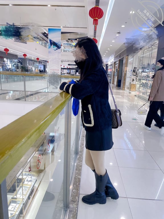 （原创视频）强奸大神商场试衣间爆操美女邻居，门口有一男的在偷听，真刺激！-老宋论坛