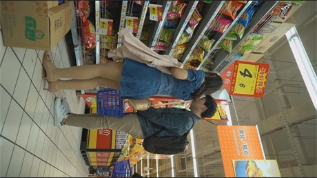爆款推荐【超市偷情】极品少妇肥美蜜穴，美女美食主播高潮连连，绿帽龟奴跪舔旁观偷拍 配图6
