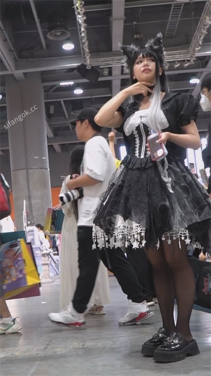 推荐【展会抄底主持人】颜值嫩妹,泡泡裙小皮鞋黑丝,这小内太棒了,穿成骚样给狼友看 配图5