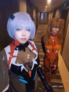 萝莉伪娘心软的神 雌堕男娘穿着连体胶衣前锁后塞和Tgirl闺蜜在酒店调教露出尿尿 配图17