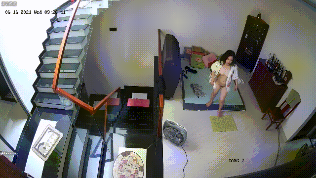 家庭摄像头破解真实偷拍，有钱秃驴打地铺连续玩肏白肤小媳妇，躺着干站着干，听话耐操 配图4