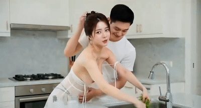【AI自制小短剧】《NTR寝取:善良的嫂子》从厨房开始，揉奶子亲吻刺激呀！好友娇 配图4