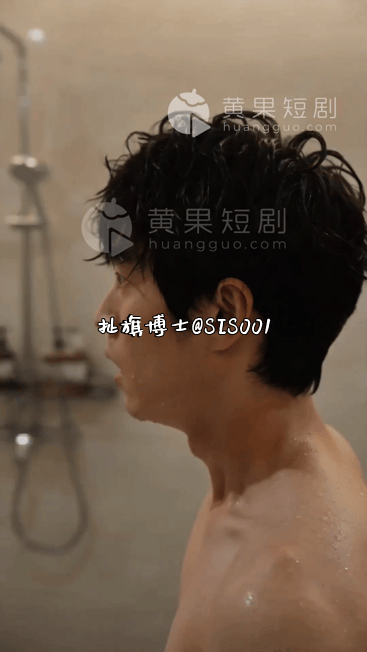 【AI短剧】《透明冰棒》EP4，社畜林然睡醒竟发现自己变成透明人，他潜入女澡堂， 配图4