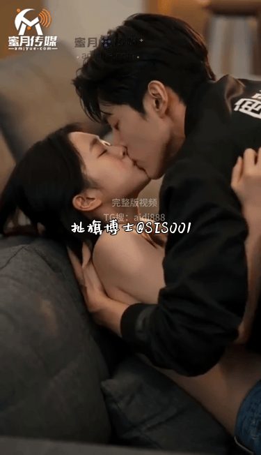 【AI短剧】《时代疯峻：顶流三小只的禁忌偏爱》EP1-2集，女大学生入职顶流男团 配图4