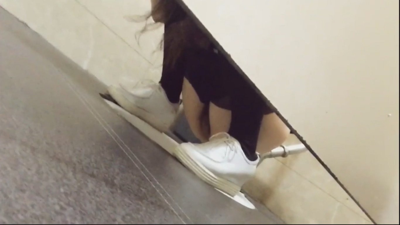 大神手持闯拍商场女厕准备俯视角度被个机车妹发现了用犀利的眼神怒怼幸好没有大叫高清 配图6