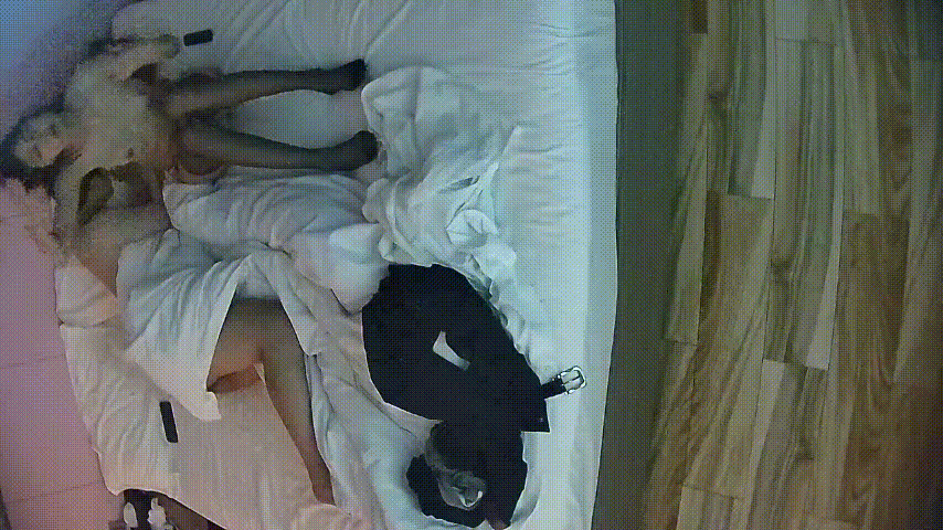 公寓酒店激情夜：漂亮主动美女一上床就被猛干一炮，换上红黑情趣丝袜再战第二轮！ 配图7