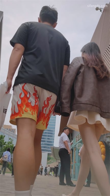 爆火推荐【商场抄底】龟男带小靓女逛街，玉足高清特写！小女友被猛插得浪叫连连、满足 配图6