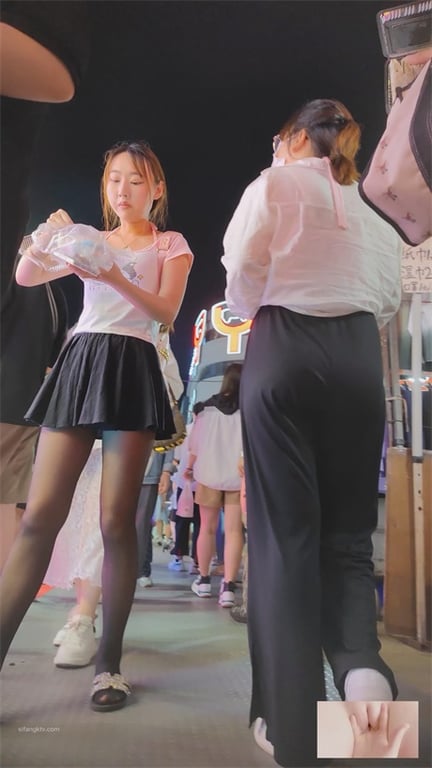 ❣️推荐❣️【步行街抄底】颜值嫩妹,短裙黑丝够骚,玉足特写,直接怼着屁股抄底1V愃 - 老宋论坛-老宋论坛