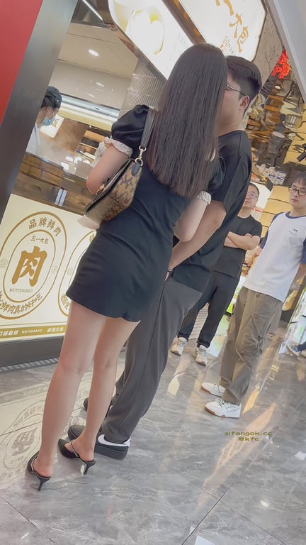 【KFC】大神尾随偷拍少妇和男友逛街·包臀裙半透内·可惜是黑色内不然透逼了 配图3