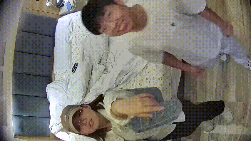 ⁸¹ 情趣酒店 4-15 一对情侣深更半夜来开房 女生很邻家 估计是白天也逛累了 配图7