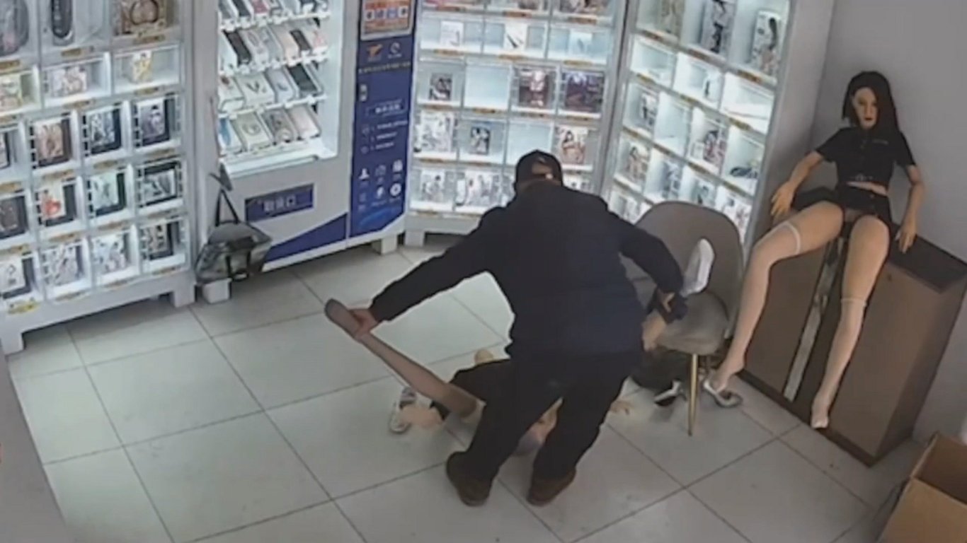 无人售卖情趣用品店监控偷拍大爷买充气娃娃现场验货，不知道体验不好能不能退货 配图2
