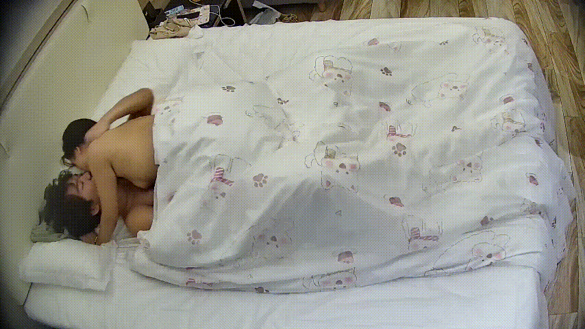 民宿激情夜：羞涩情侣郎情妾意半天才开干，无套猛进欲内射却射自己手上！ 配图2