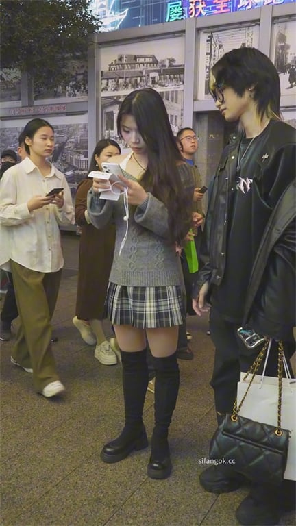 推荐【步行街抄底】骚逼嫩妹,肉丝白内,龟男当舔狗这么顺从就是为了待会操逼吗1V 配图6