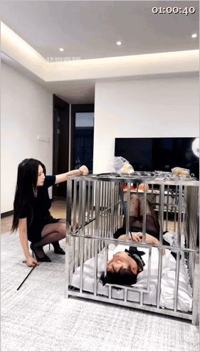 ㊙【SM调教】【沐沐】素人带素人闺蜜一起咀嚼物窒息羞辱贱狗双超高颜值素人舔鞋舔脚 配图5