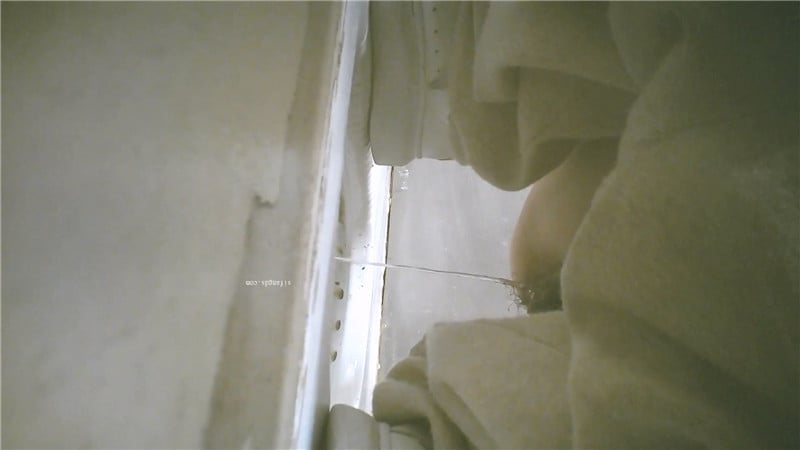 办公楼女厕全景偷拍几位美女同事人美BB也嫩 配图2