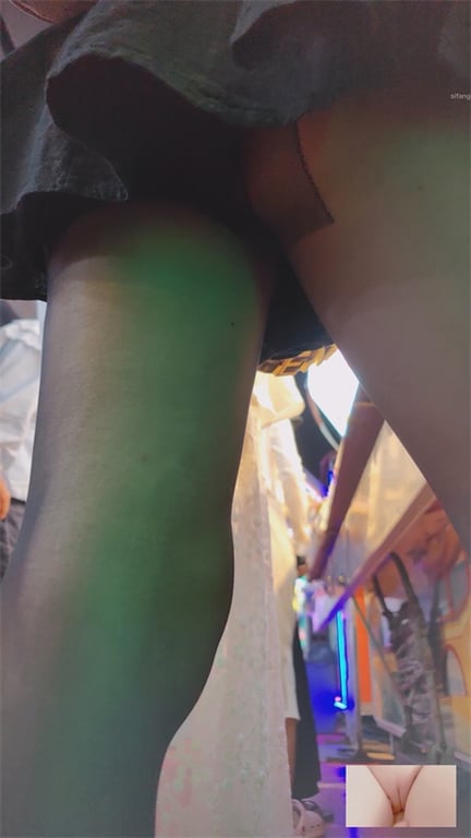 推荐【步行街抄底】颜值嫩妹,短裙黑丝够骚,玉足特写,直接怼着屁股抄底1V愃 配图4