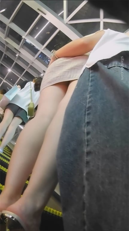 极致诱惑【商场极致抄底】齐逼短裙YYDS！完美身材大长腿狂撩，丰满翘臀饱满欲滴， 配图6