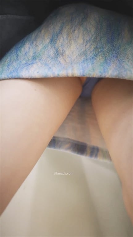 爆款推荐【商场偷窥】绝色长腿美女，蓝色蝴蝶内裤超撩，大腿根部白嫩水润1V诱惑 配图14