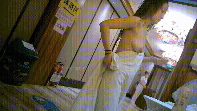 温泉洗浴女士间内部真实偷拍，环肥燕瘦各种小姐姐裸身，高颜值小少妇生完孩子奶子都下 配图4