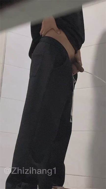 推荐厕所偷拍【大学男生放尿撸管】厕所看片撸管射了好多，竟然还有包茎翻不出来，G8 配图10