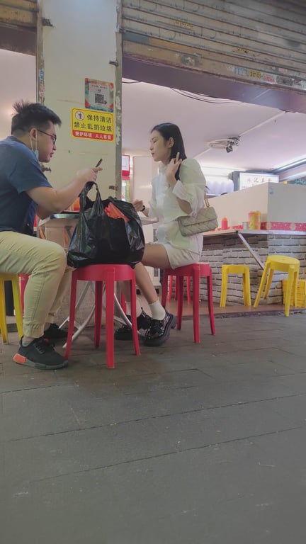 大神尾随偷拍白色短裙极品美女在买东西排队的时候抄底她的内裤真的非常性感丁字裤毛毛 配图3
