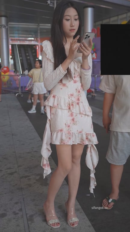 八月爆款175cm长腿极品美女姨妈期竟真空逛街！反差高能骚气爆棚 配图7
