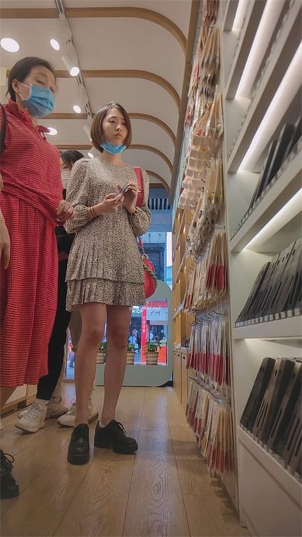 推荐【步行街抄底】跟了好久一对母女，女儿玉足特写，腿长人靓，内裤太骚想猛吸几口1 配图4