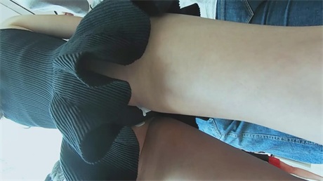 爆推【公交站偷窥】极品清纯美女玉足高清特写，浓密逼毛硬扎内裤，紧致包臀裙撩人欲火 配图9
