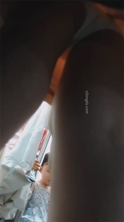 爆推【商场抄底】绝色嫩妹爆好身材大长腿，粉嫩饱满蜜穴，老哥爽到飞起！一路跟踪粉裙 配图8