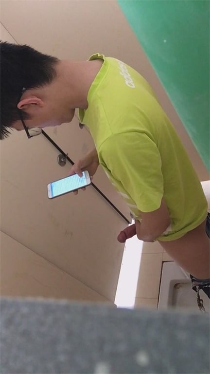 推荐厕所偷拍【大学生粗屌打飞机】看不出来眼镜小哥屌这么粗，看手机撸管喷射，一脸满 配图3