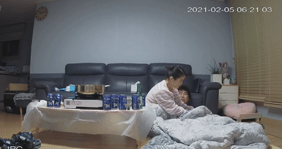 韩国夫妇客厅微醺激战！喝酒吃到高潮，疯狂肏屄不过瘾，大屌套手指狂扣湿逼喷水连连❤️-老宋论坛