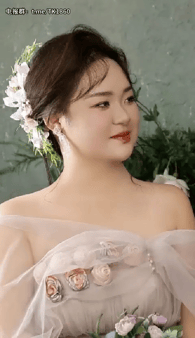 【AI脱衣】精选女神良家在众人面前被脱去衣服后入 配图2