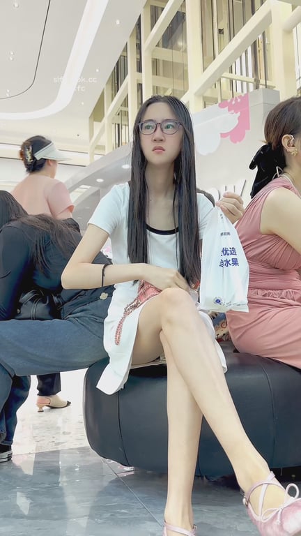【KFC】极品反差学生妹闺蜜街头诱惑·宽松长裙半透半露粉唇暴毛 配图5