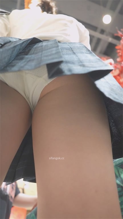 推荐【步行街抄底】清纯JK靓女，好身材大长腿，透气白内裤太骚，想怼脸闻闻味1V愃 配图7
