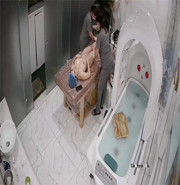 高档医美中心监控破解两位美女职员服务身材不错的少妇光溜溜的做光子嫩肤 配图4