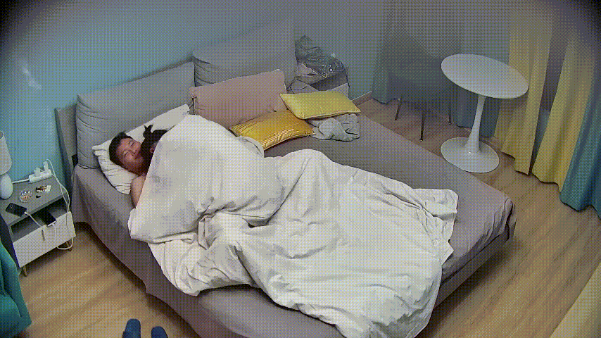 主题酒店激情开房！眼镜骚男被美女骑乘玩鸟玩到高潮，才被猛压身下爆射内射 配图3