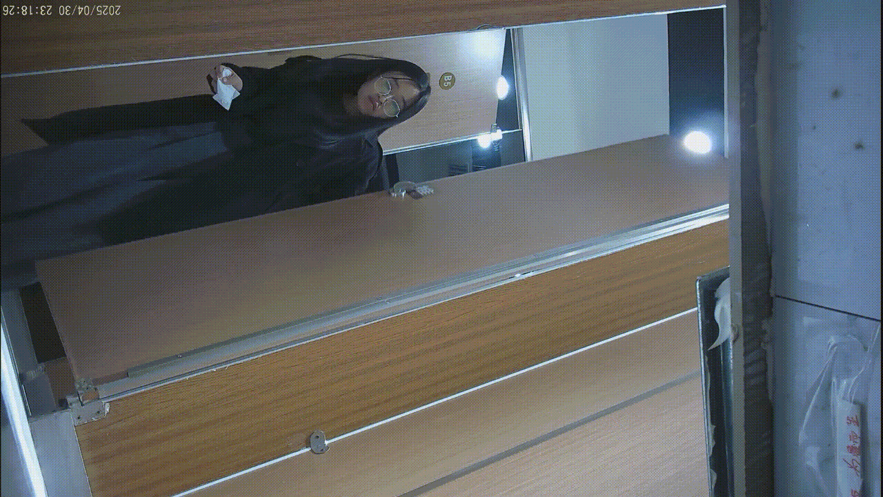 【7月重磅流出】高校女厕真实偷拍腿夹超紧的极品处女学妹与后勤人员尿尿现场，无水印 配图13
