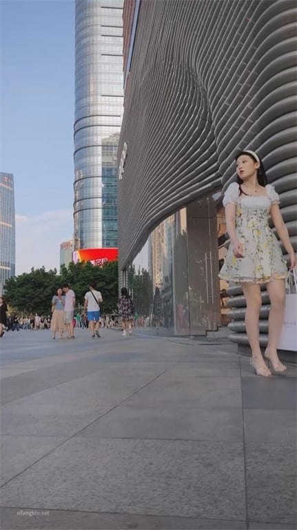 ❣️推荐❣️【步行街抄底】泡泡群小靓女，高跟短裙，屁股紧实饱满，想把脸埋进去猛吸1V愃 - 老宋论坛-老宋论坛