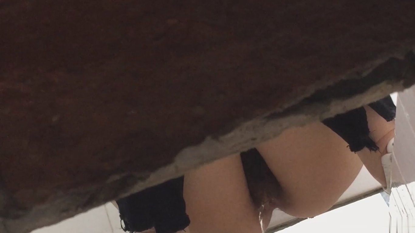 厕拍大神潜入湖南某师范学院教学楼女厕偷拍学妹尿尿高清无水印版 配图2