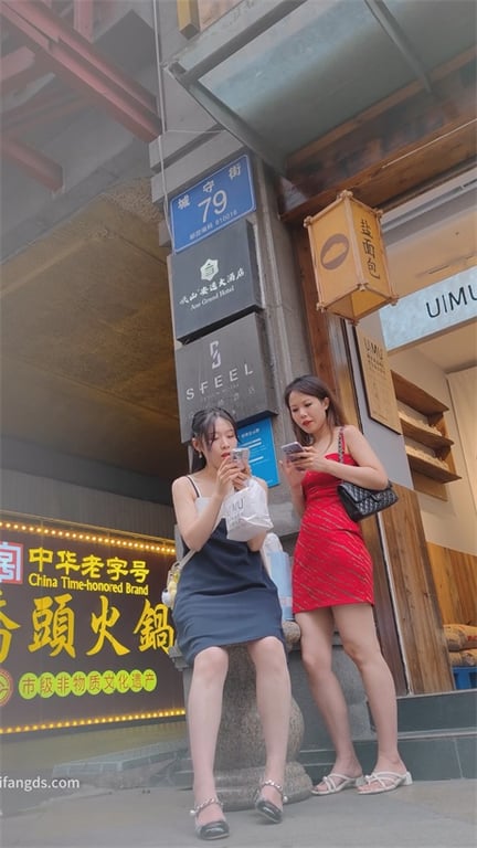 极品骚少妇街头极致诱惑！低胸裸腿红裙超骚，玉足特写欲罢不能，步行街抄底跟拍到手为 配图5