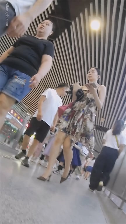推荐【地铁抄底】极品少妇，高跟玉足特写，好身材大长腿，想射在鞋跟上，人多也必须要 配图3