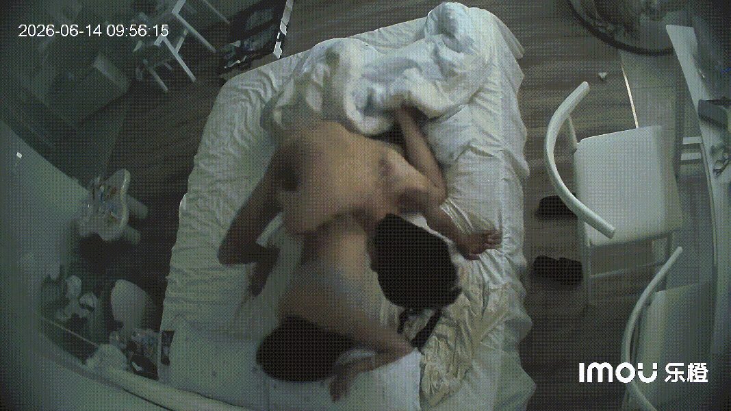 【重磅流出】乐橙酒店偷拍：双马尾软妹一进门就被饥渴男友按在沙发7分钟狂插！年轻情 配图8