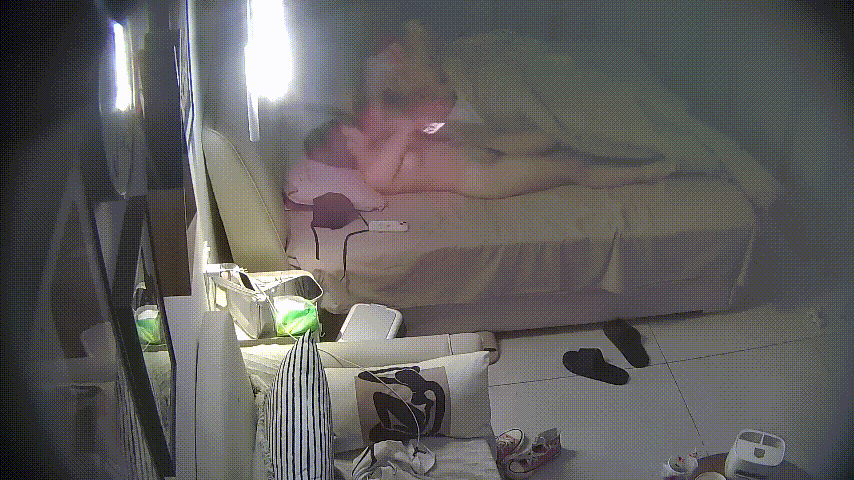 大学城激情！红毛猛男带极品嫩妹开房，奶子粉嫩小逼无毛，被操到床下高潮连连！ 配图4