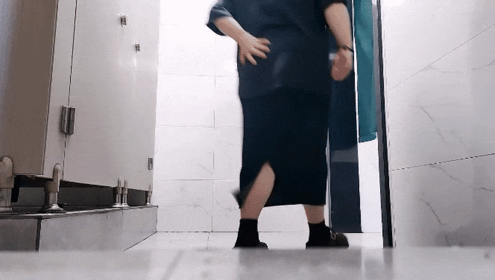 2025年12月最新，女生偷拍大神，【美容院厕拍】多位少妇阿姨小姐姐，拍到了几个 配图1