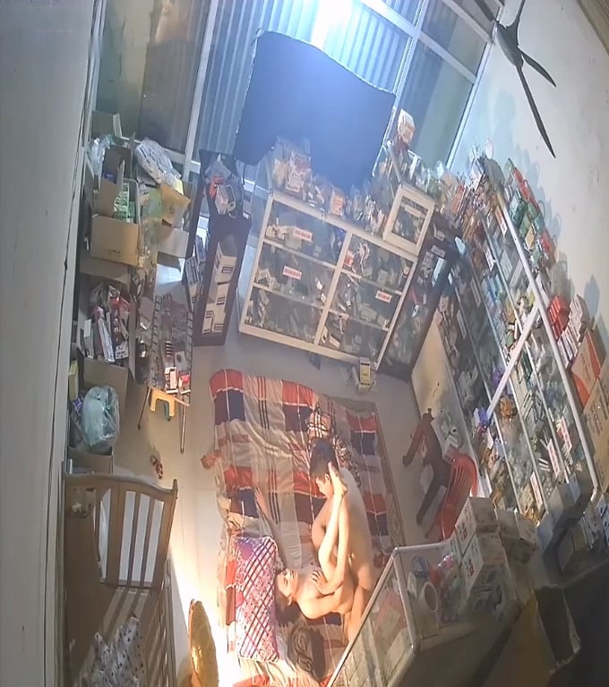 《居家摄像头破解》小夫妻关了店门打地铺玩69各种姿势啪啪 配图5