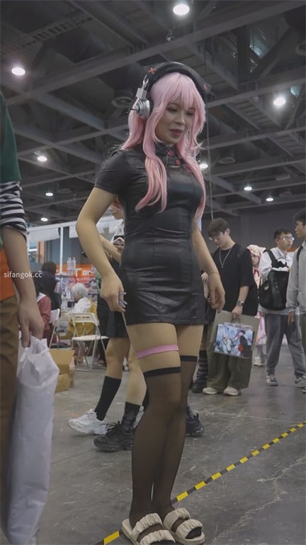 ❣️重磅推荐❣️【展会极致抄底】短裙一掀就是给人看的骚货！斑马情趣丝袜内裤骚到爆，龟男直接上手摸大腿爽到上头1V1 - 老宋论坛-老宋论坛