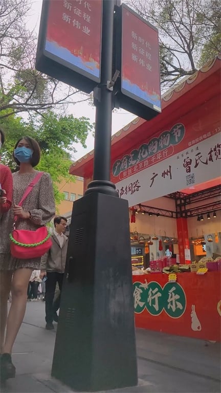 推荐【步行街抄底】跟了好久一对母女，女儿玉足特写，腿长人靓，内裤太骚想猛吸几口1 配图3