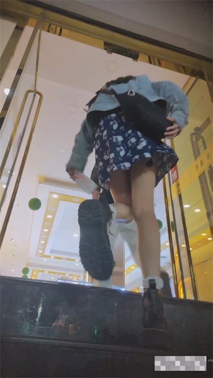 爆款推荐【步行街偷拍】碎花裙清纯眼镜骚妹，粉嫩内裤小皮鞋超诱人，龟男绿帽旁观只能 配图2