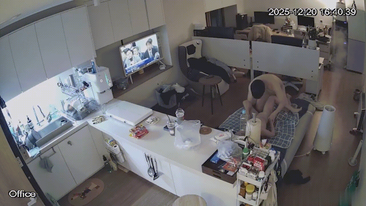 黑客入侵办公室摄像头偷窥高颜值白领情侣下班后看电视激情缠绵忍不住办公室做爱 配图9
