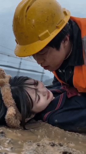 【AI自制小短剧】《工地送温暖》泥潭里工人强奸小美女，精彩又刺激！ 配图3